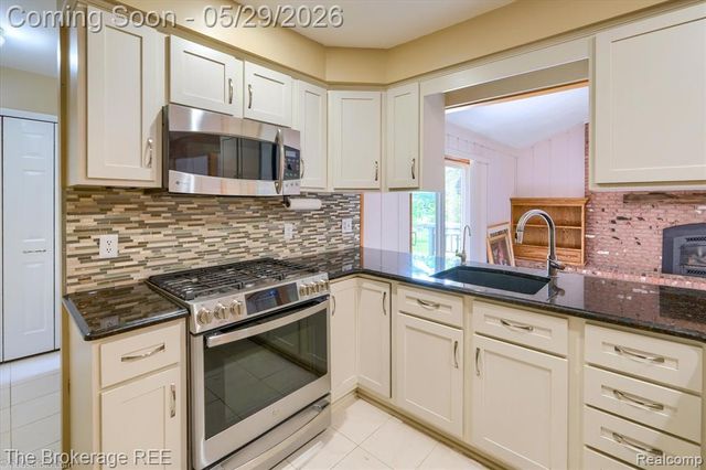 6933 Hubbard Hills Drive, Clarkston, MI 48348