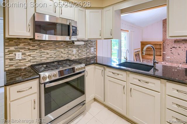 6933 Hubbard Hills Drive, Clarkston, MI 48348