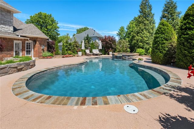 3 S Sherwood Drive, Rogers, AR 72758