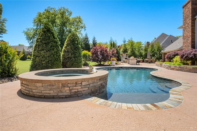 3 S Sherwood Drive, Rogers, AR 72758