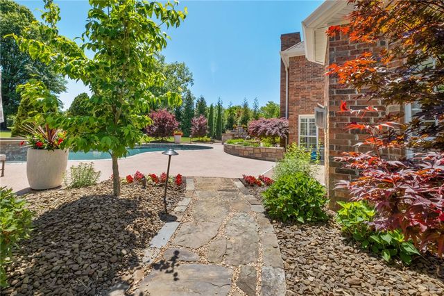3 S Sherwood Drive, Rogers, AR 72758