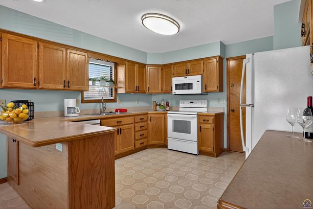 4042 NW Cherry Creek DR, Topeka, KS 66618