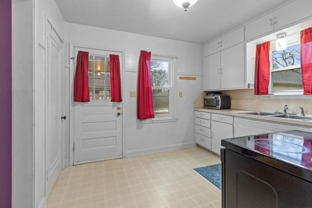 2436 HICKORY LANE, Appleton, WI 54915