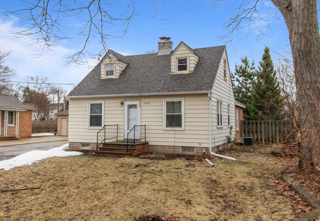 2436 HICKORY LANE, Appleton, WI 54915