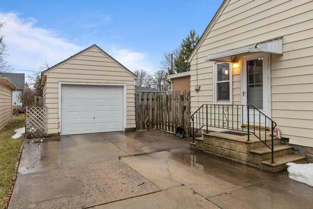 2436 HICKORY LANE, Appleton, WI 54915