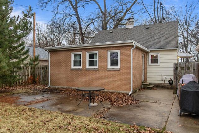 2436 HICKORY LANE, Appleton, WI 54915