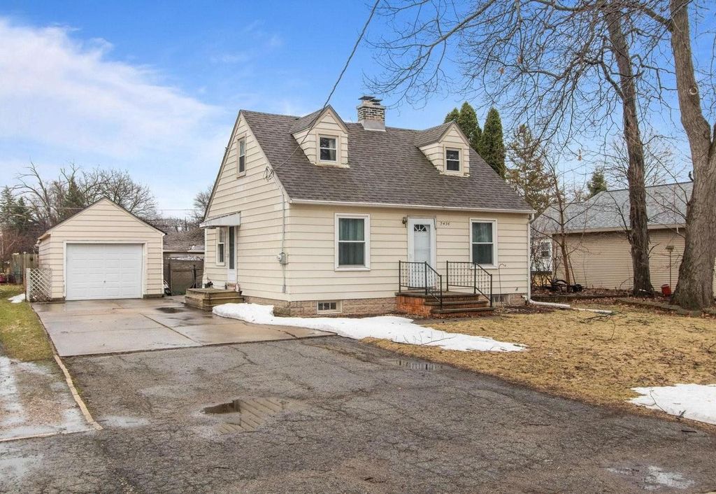 2436 HICKORY LANE, Appleton, WI 54915