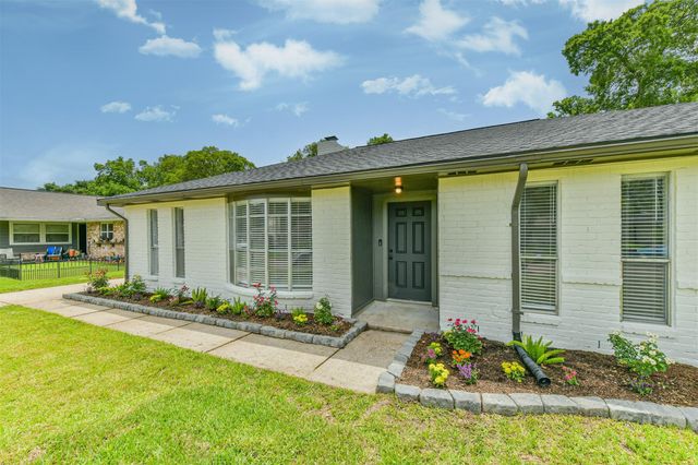 4427 Saffron Lane, Friendswood, TX 77546