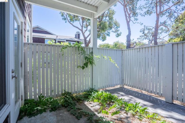 211 Bayside Ct, Richmond, CA 94804