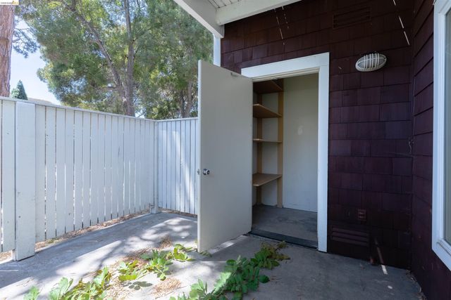 211 Bayside Ct, Richmond, CA 94804