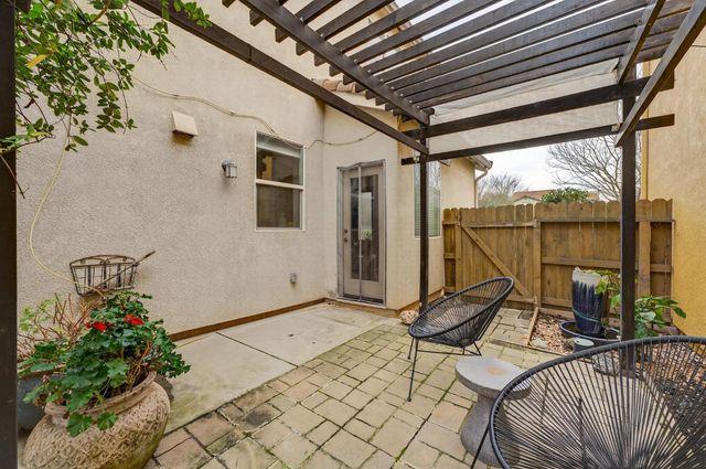 2852 Crested St, West Sacramento, CA 95691