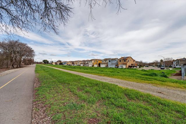 2852 Crested St, West Sacramento, CA 95691