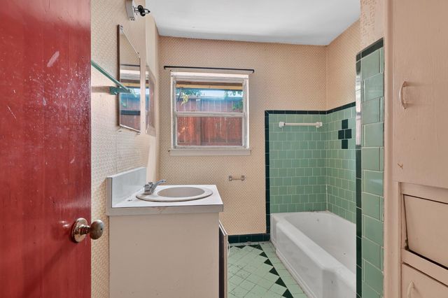 1007 W 30th Street, Houston, TX 77018
