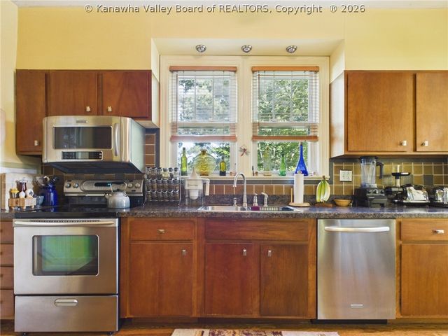 890 Poplar Road, Charleston, WV 25302