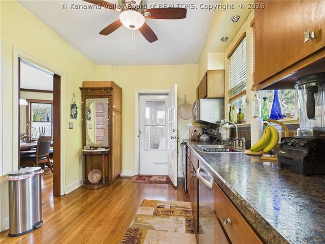 890 Poplar Road, Charleston, WV 25302