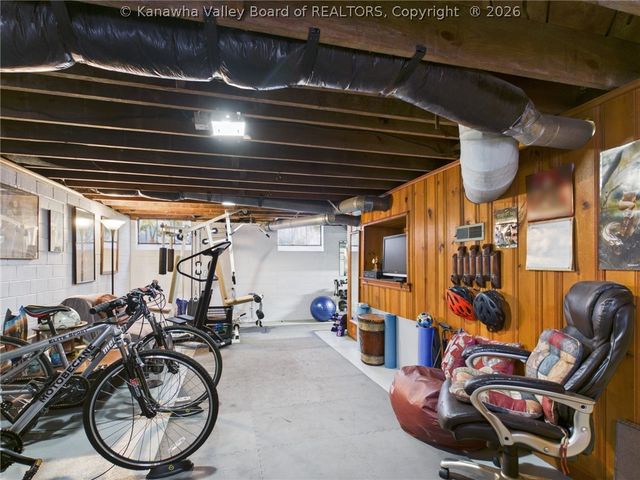 890 Poplar Road, Charleston, WV 25302