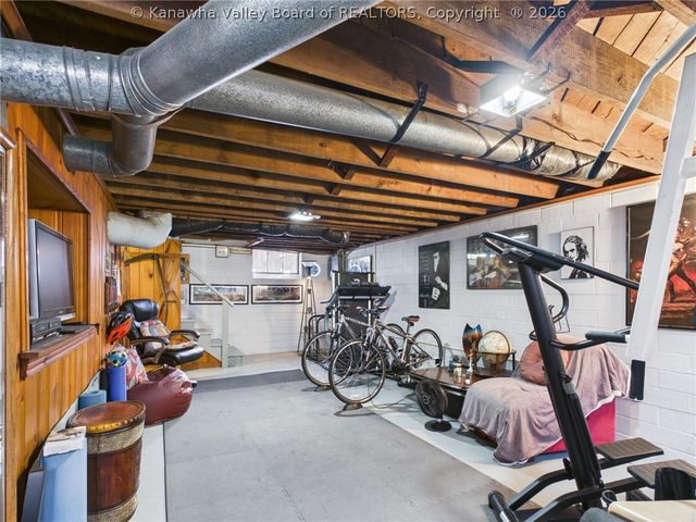 890 Poplar Road, Charleston, WV 25302