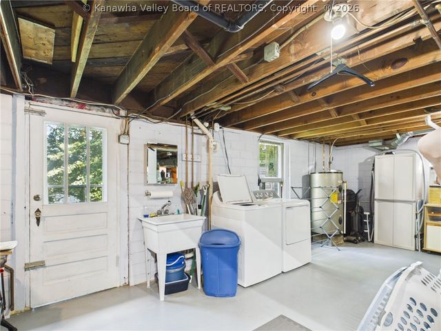 890 Poplar Road, Charleston, WV 25302