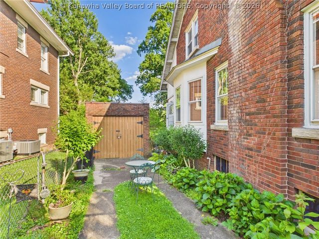 890 Poplar Road, Charleston, WV 25302