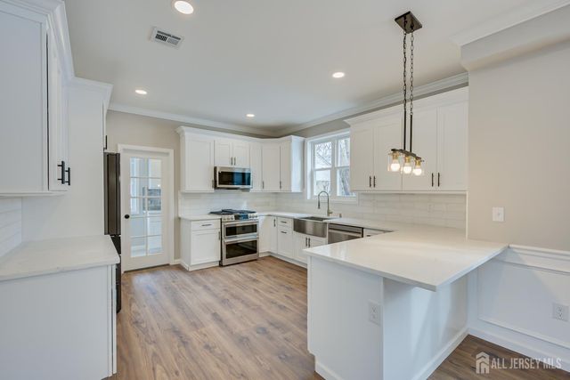 7 Vale Street, Edison, NJ 08817