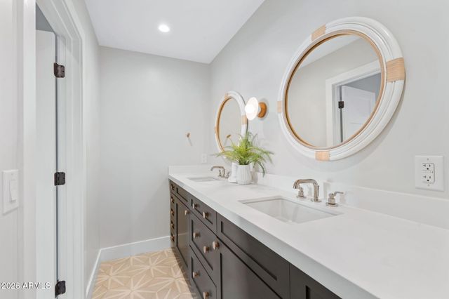 3842 E SAN MIGUEL Avenue, Paradise Valley, AZ 85253