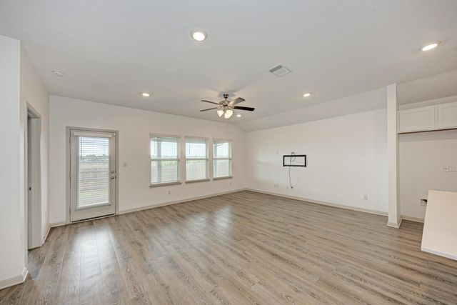 1002 Austin Bayou DR, Hutto, TX 78634