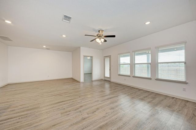 1002 Austin Bayou DR, Hutto, TX 78634