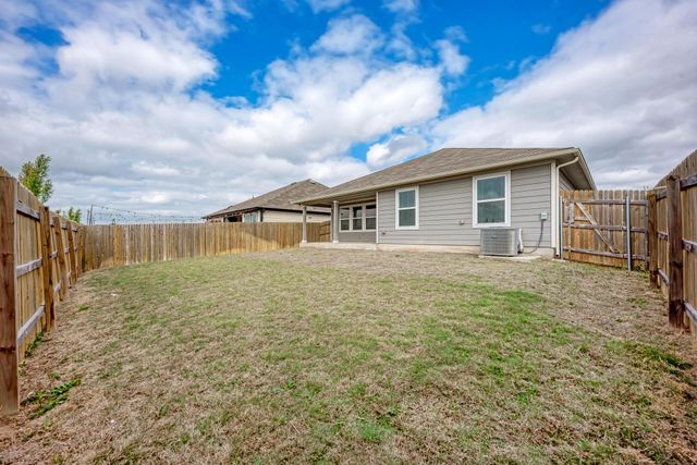 1002 Austin Bayou DR, Hutto, TX 78634