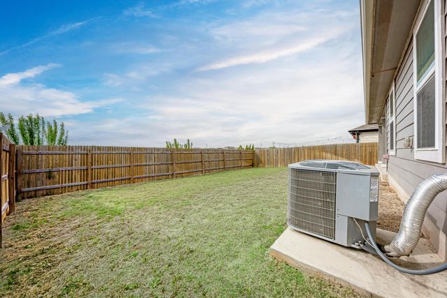 1002 Austin Bayou DR, Hutto, TX 78634