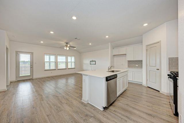 1002 Austin Bayou DR, Hutto, TX 78634