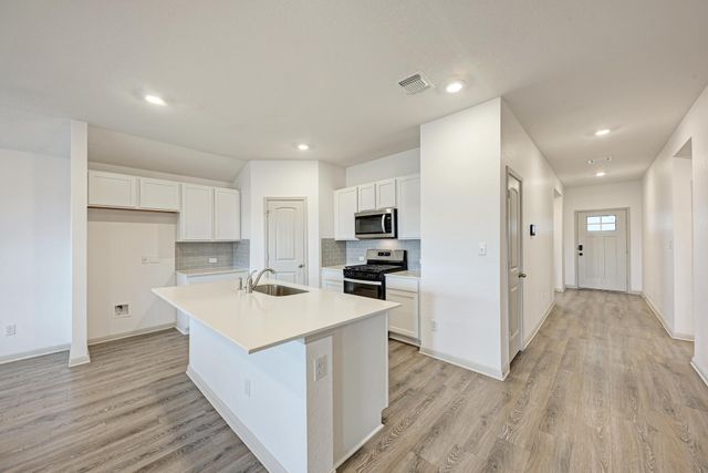 1002 Austin Bayou DR, Hutto, TX 78634