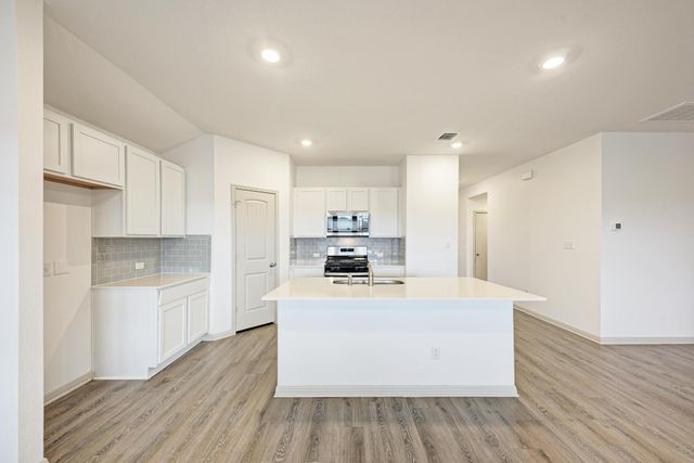 1002 Austin Bayou DR, Hutto, TX 78634