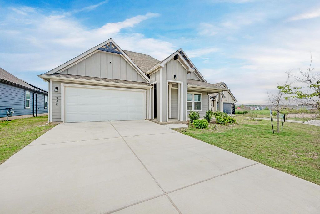 1002 Austin Bayou DR, Hutto, TX 78634