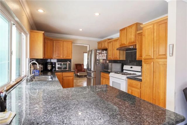 2525 S Manitoba, Santa Ana, CA 92704