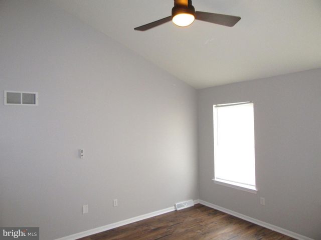 4 WINTON LN, Newark, DE 19702