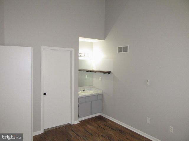 4 WINTON LN, Newark, DE 19702