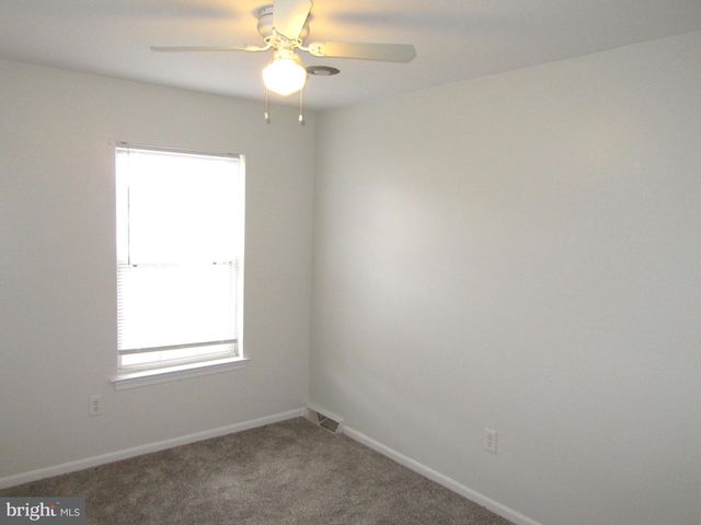 4 WINTON LN, Newark, DE 19702