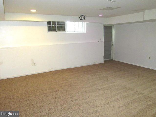 4 WINTON LN, Newark, DE 19702