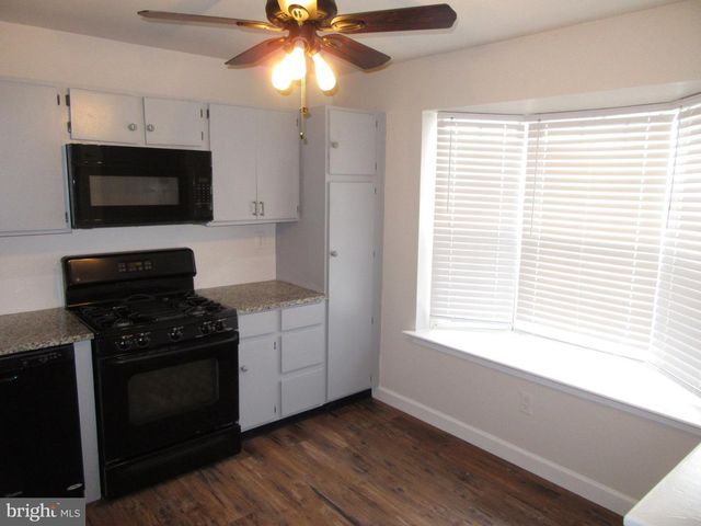 4 WINTON LN, Newark, DE 19702