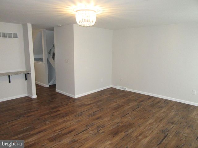 4 WINTON LN, Newark, DE 19702