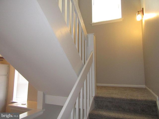 4 WINTON LN, Newark, DE 19702