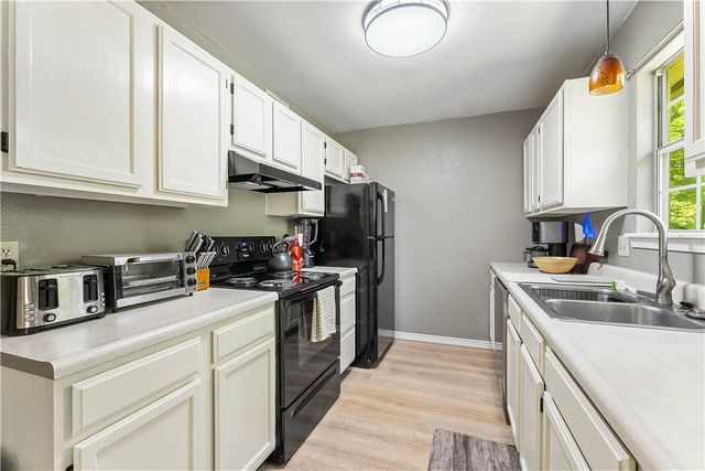 2008 W Holly Street, Fayetteville, AR 72703