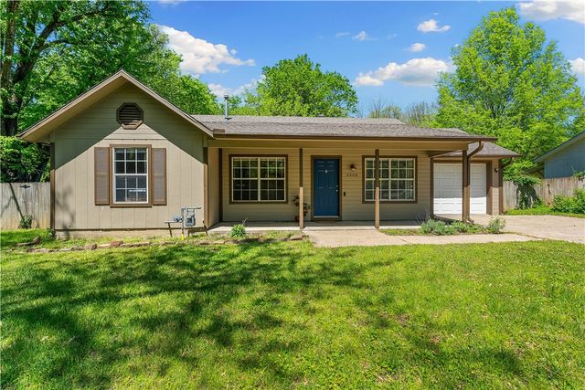 2008 W Holly Street, Fayetteville, AR 72703