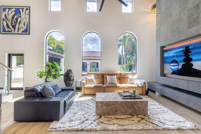 290 NW 6th Street, Boca Raton, FL 33432