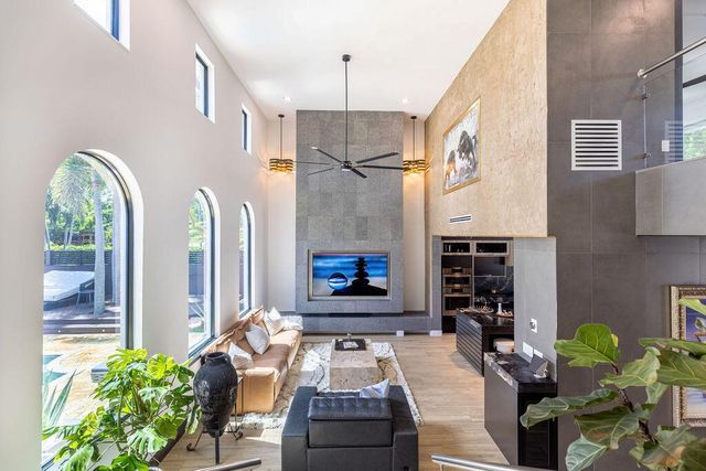 290 NW 6th Street, Boca Raton, FL 33432