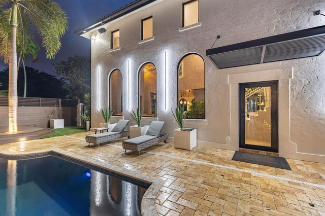 290 NW 6th Street, Boca Raton, FL 33432