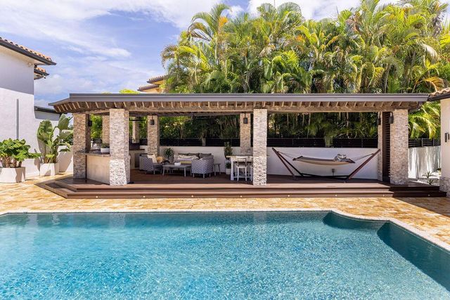 290 NW 6th Street, Boca Raton, FL 33432