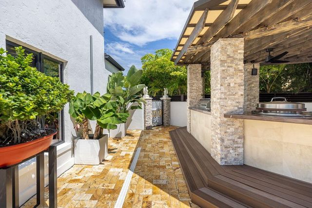 290 NW 6th Street, Boca Raton, FL 33432