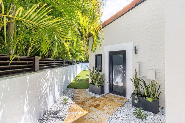 290 NW 6th Street, Boca Raton, FL 33432