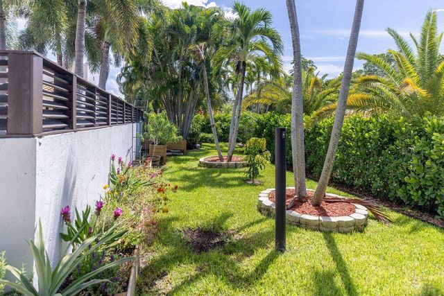 290 NW 6th Street, Boca Raton, FL 33432
